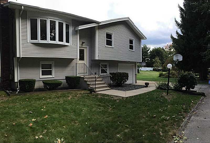 1st image of 10 Heritage Cir