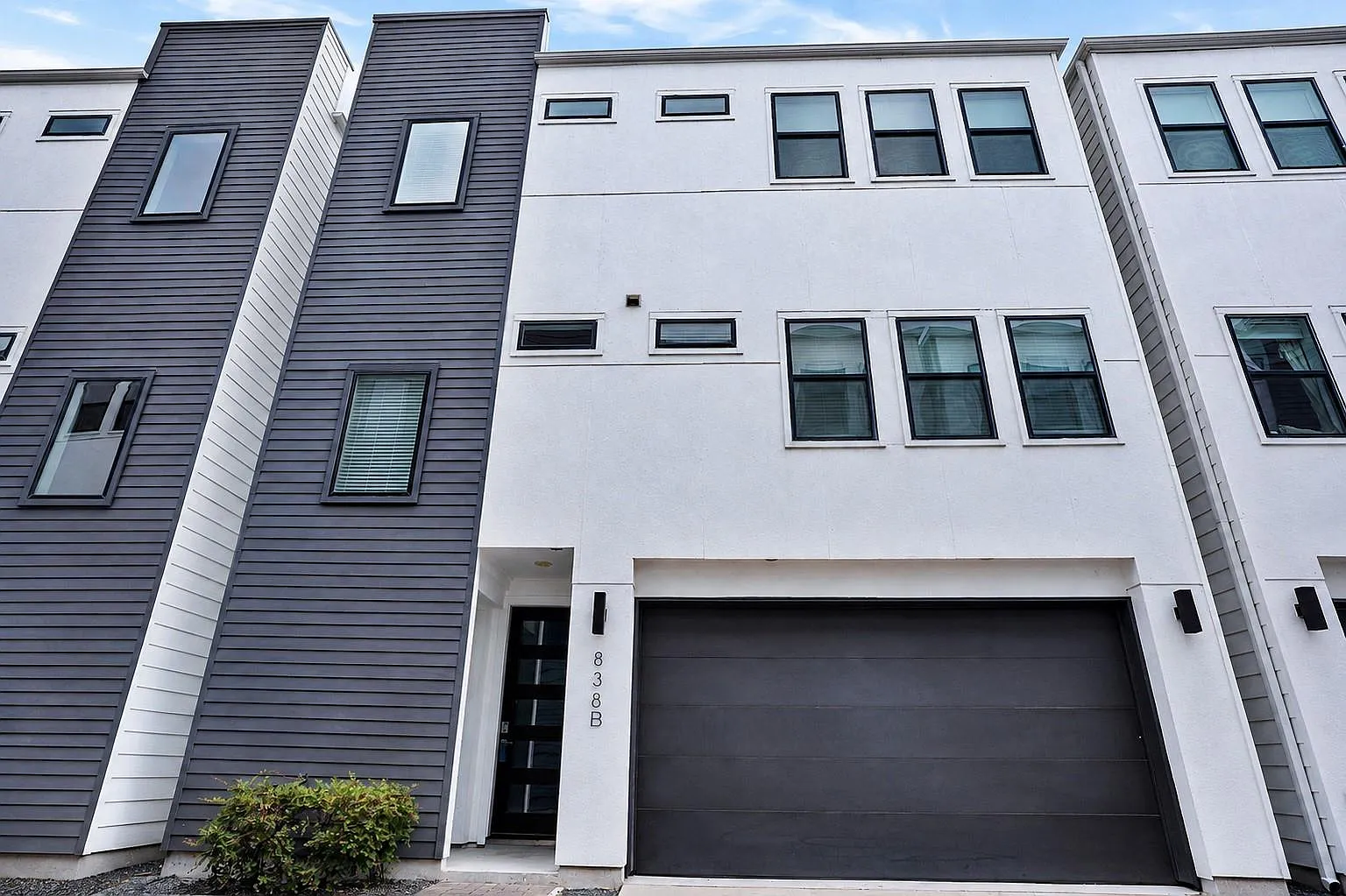 3 bed, 3.5 bath, 2328 sqft, $2,940 — Photo 2
