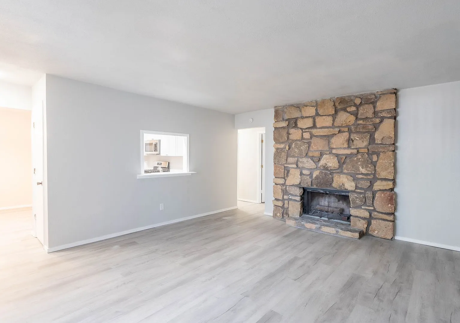 1355 E 60th St Duplex — Photo 3