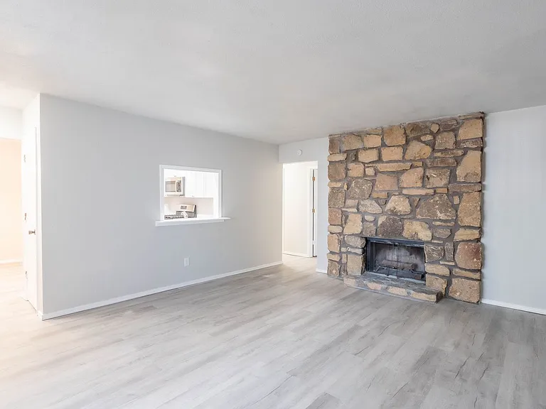 1355 E 60th St Duplex — Photo 3