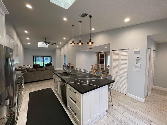 3rd image of 6157 Sunny Pointe Circle