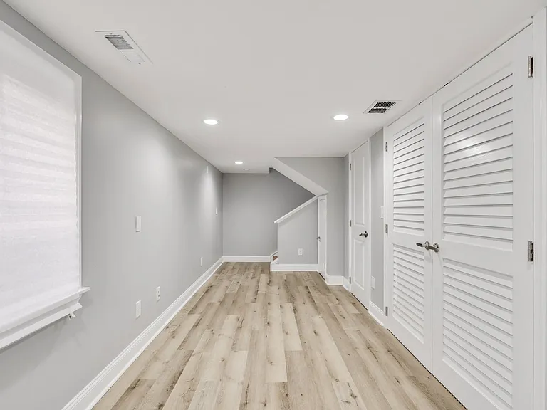 1544 W York St — Photo 24