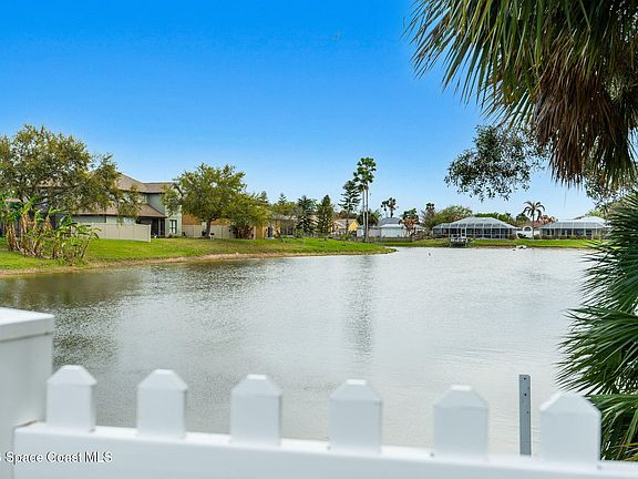 3rd image of 1383 Bent Palm Dr