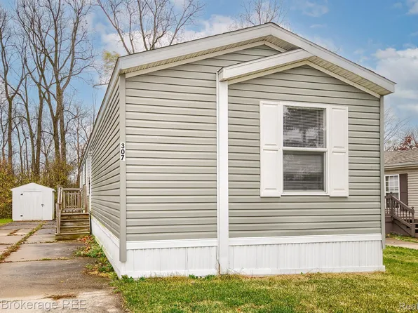 307 Hunt Club Dr, Grand Blanc, MI 48439