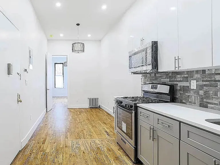 352 Melrose St #1R — Photo 5