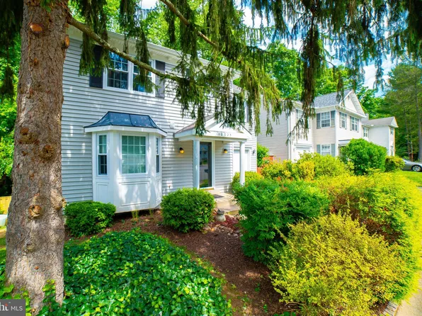 10025 Park Woods Ln, Burke, VA 22015