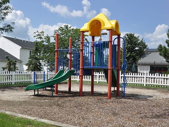 3rd image of 4645 Cadmus Dr