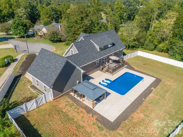 6 Leisure Cir, Granite Falls, NC 28630