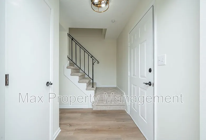 4 bed, 2.5 bath, 2022 sqft, $2,595 — Photo 2