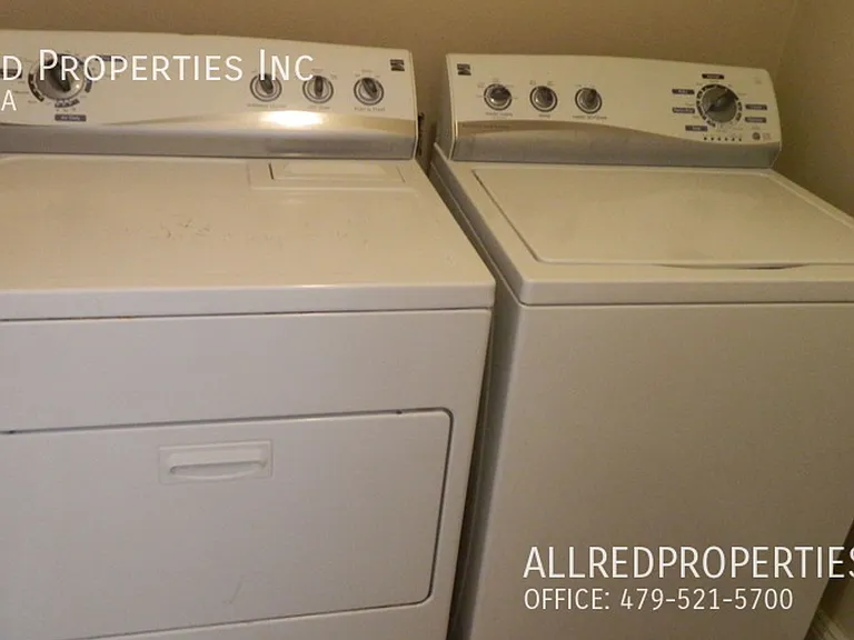 1823 W Berry St — Photo 13