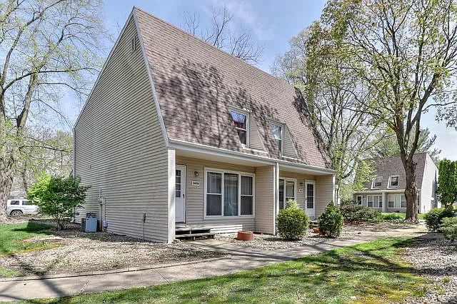2405 W John St photo 1
