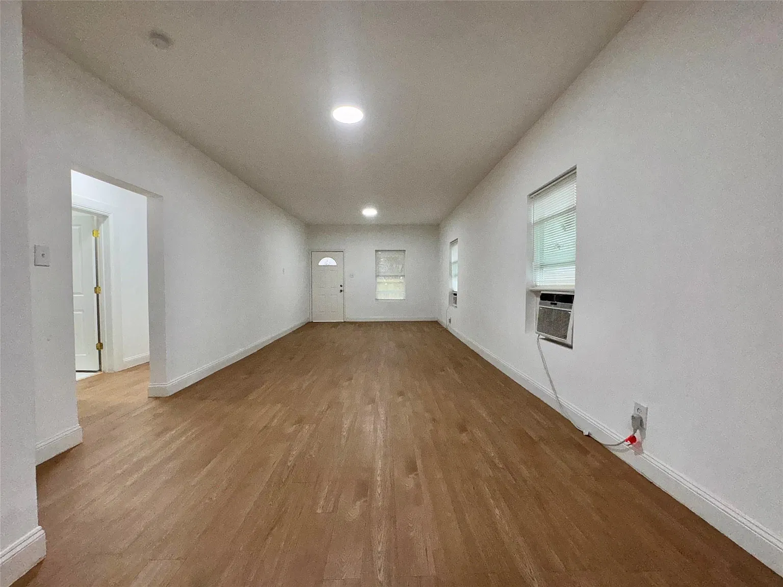 2 bed, 1.0 bath, 1001 sqft, $1,200 — Photo 3
