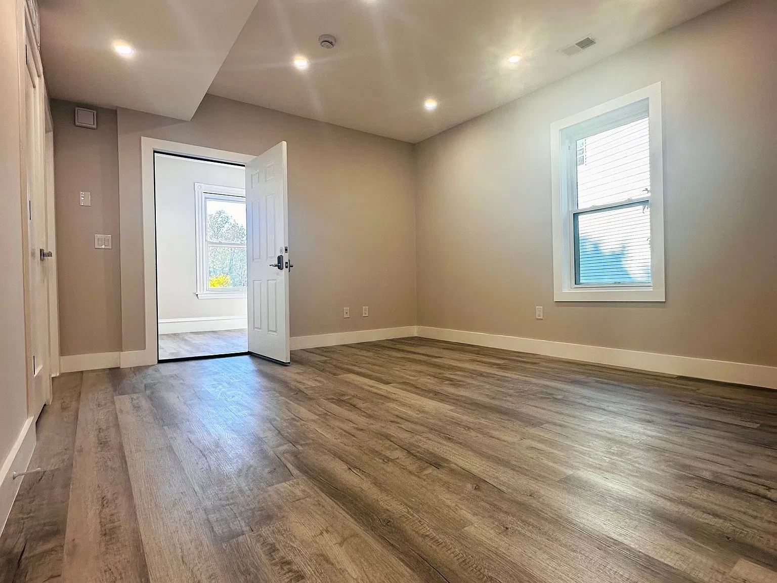 4 bed, 999 sqft, $3,800 — Photo 3