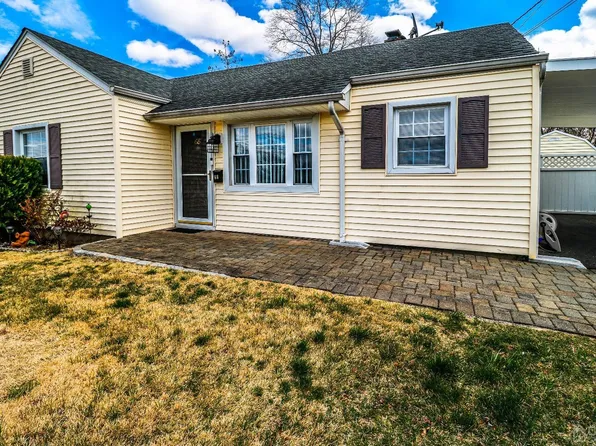 68 Chestnut St, Edison, NJ 08817