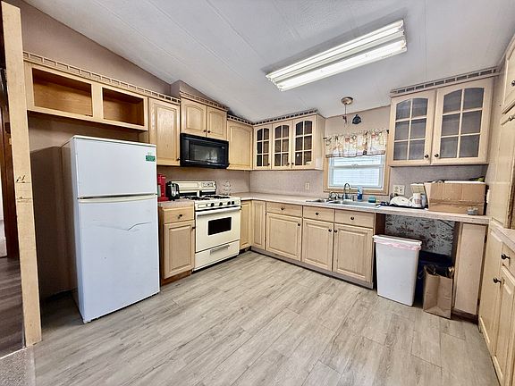 5th image of 141 Edbert St