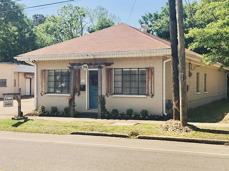 208 E Georgetown St — Photo 1