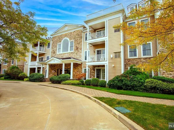 5 Tenakill Park E APT 215, Cresskill, NJ 07626