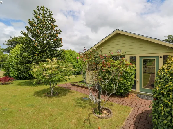 2335 Everett Ave, North Bend, OR 97459