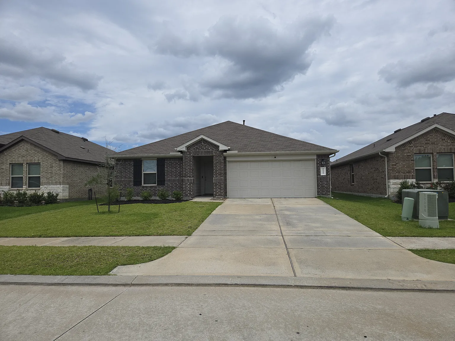 4 bed, 1976 sqft, $2,050 — Photo 1