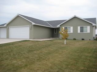 910 Maplewood Ave, Litchfield, MN 55355