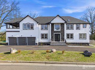 4 Hemlock Dr, Edison, NJ 08820