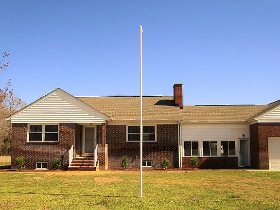 New roof, freshly painted 