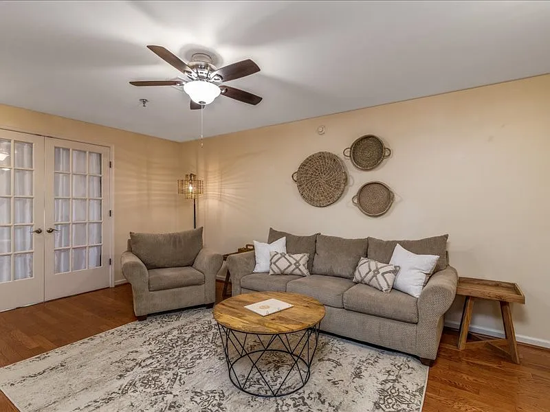 2 bed, 1044 sqft, $1,600 — Photo 3