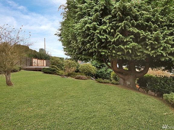 4th image of 2019 Willow Ln W