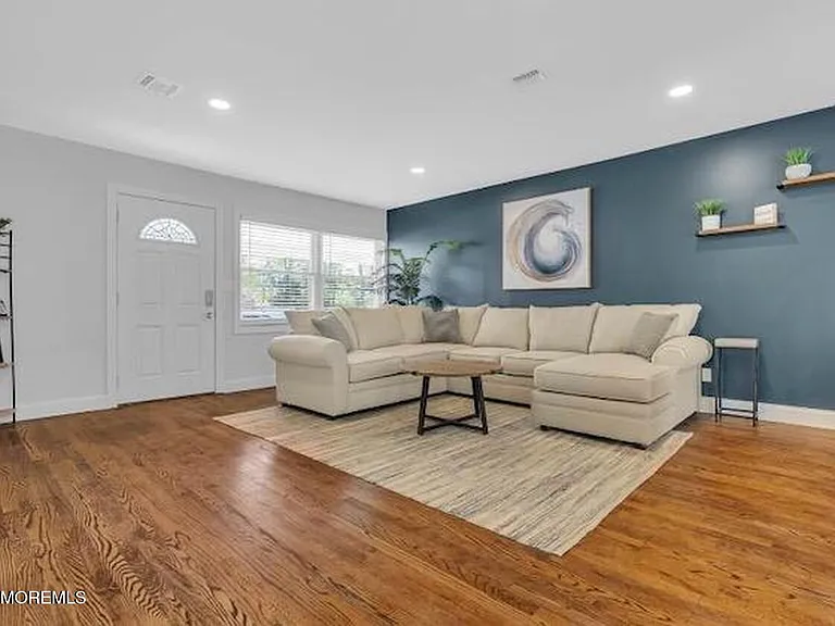 1143 Roe Ave — Photo 4