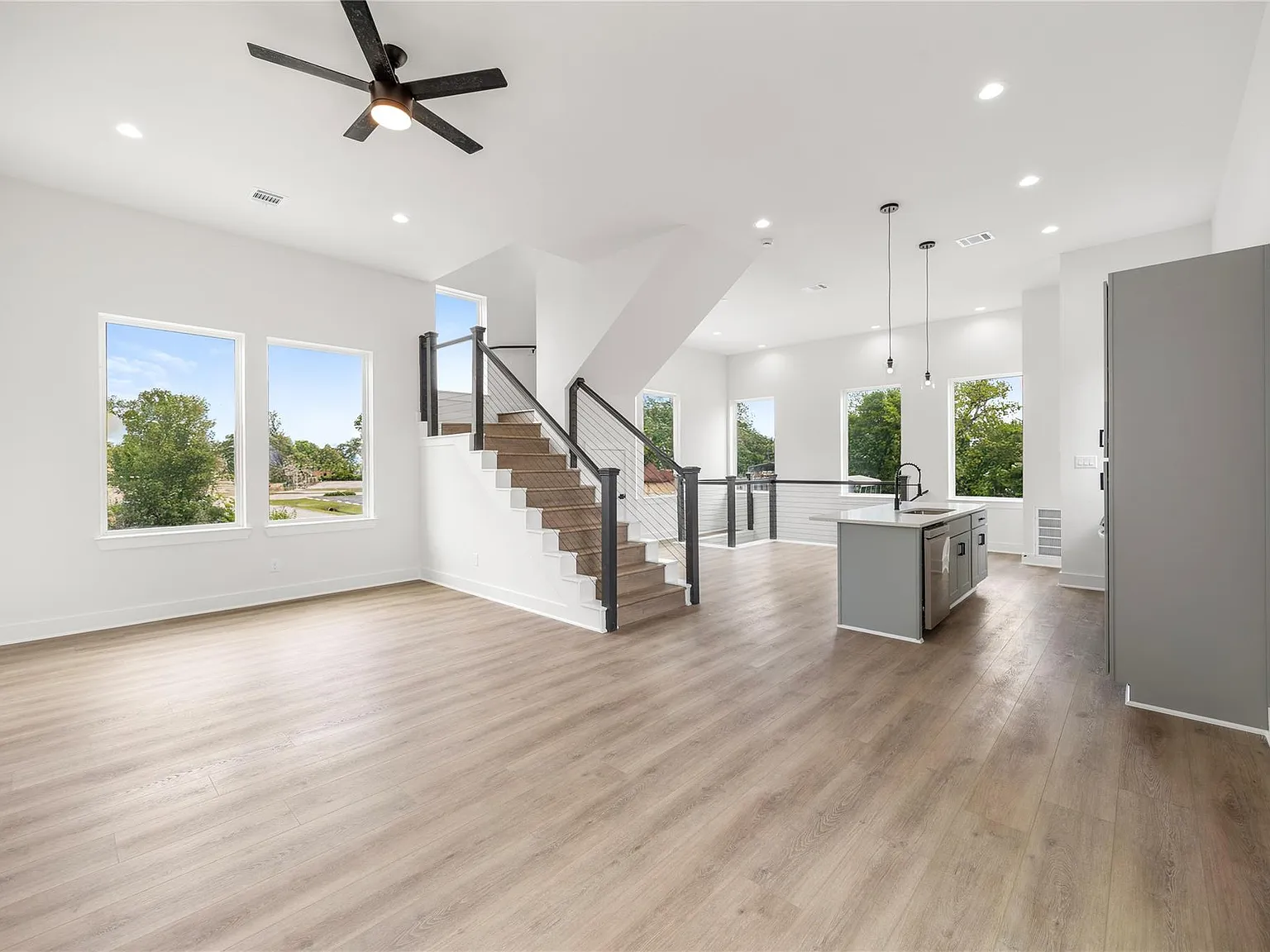 4 bed, 3.5 bath, 2450 sqft, $2,000 — Photo 2