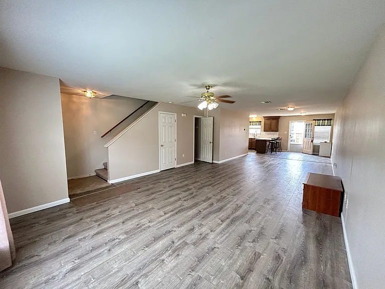 211 Greenbriar Dr — Photo 2