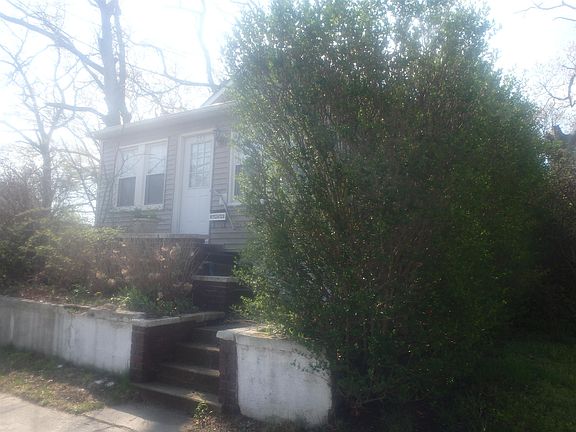 3rd image of 253 E Wyoming Ave