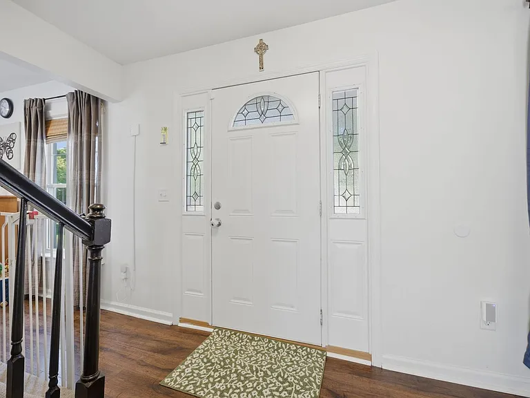368 Gainsborough Rd — Photo 5