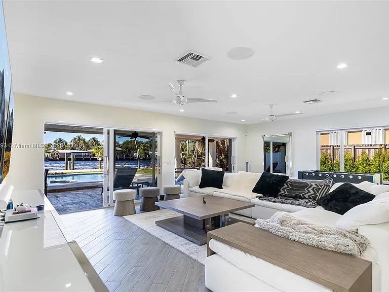 517 S Riverside Dr — Photo 12