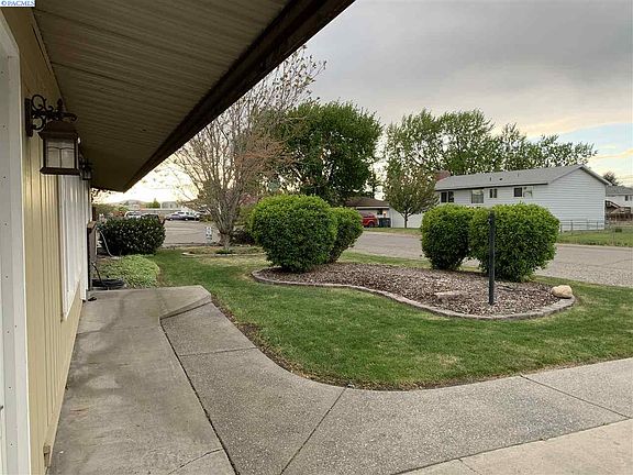 4th image of 4003 W Deschutes Ave