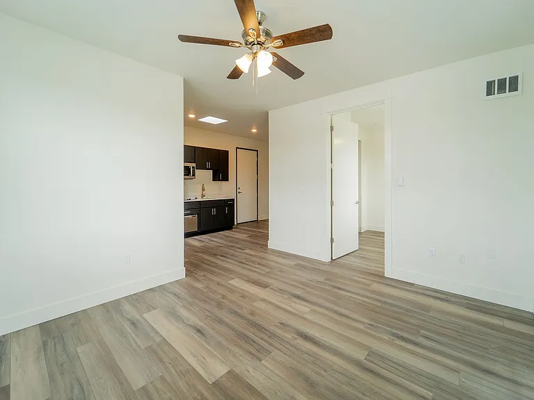Janie Apartments — Photo 38