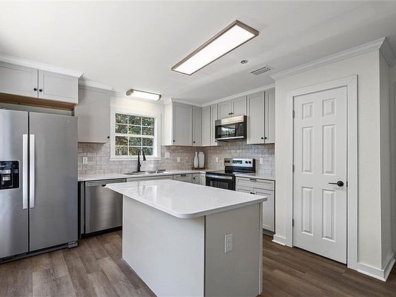 5th image of 610 General Gaines Pl