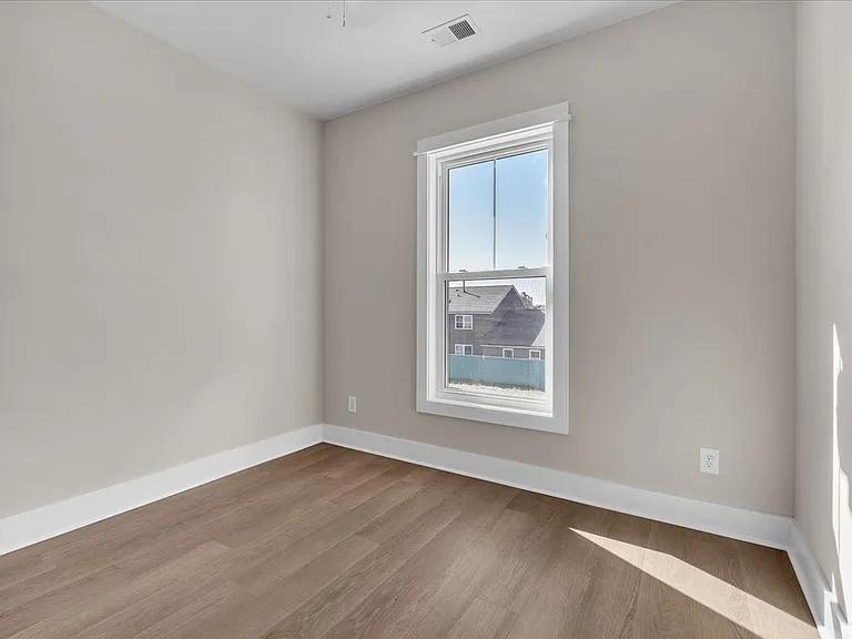 195 Romney St — Photo 22