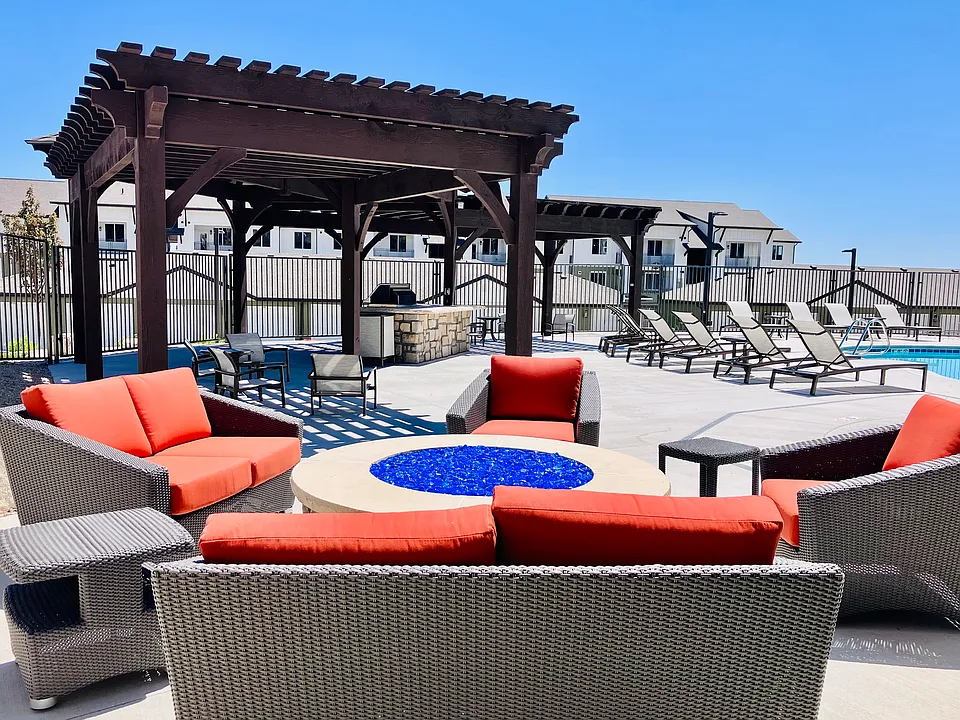 Clubhouse - Pool Firepit