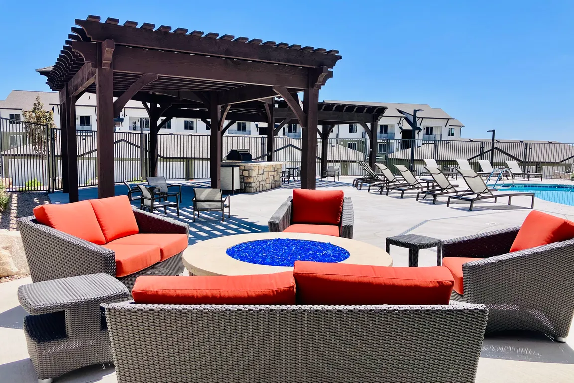 Clubhouse - Pool Firepit