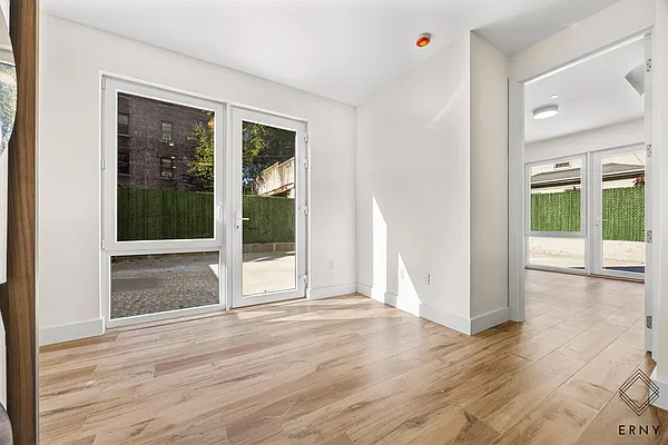 Living room, photo 2