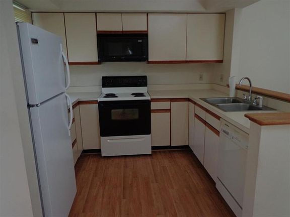 3rd image of 3318 E Jefferson Sq