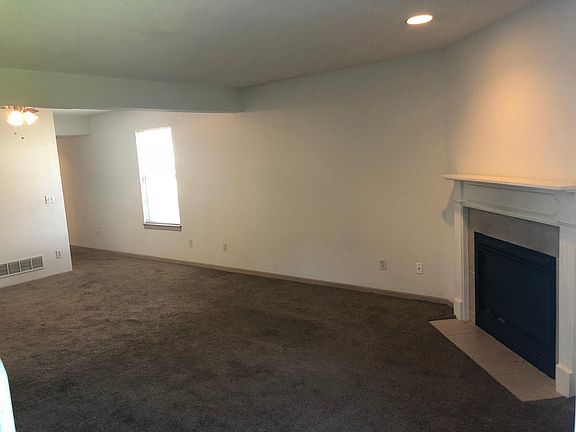 4th image of 103 NE Sunshine St APT A