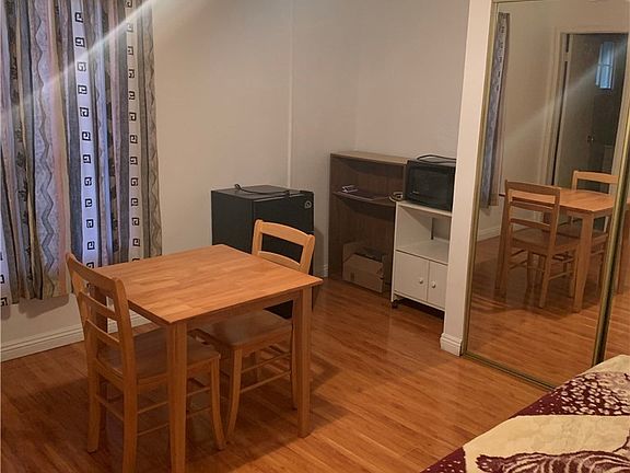 5th image of 23639 Vanowen St