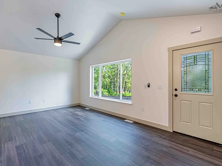 725 W Briar Dr — Photo 2