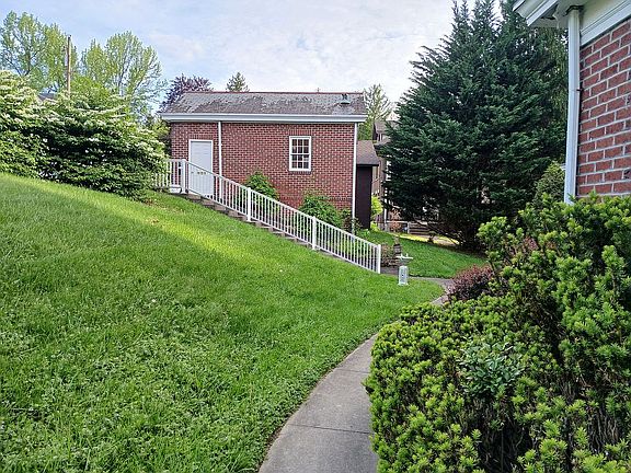 2nd image of 618 Prospect Ave