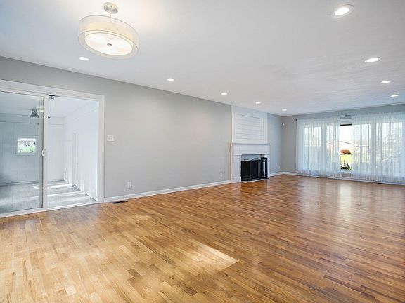 4th image of 56060 Riverdale Dr