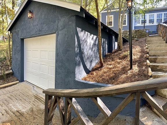 3rd image of 708 Woodlawn Dr