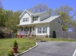 59 Willow Rd, Rocky Point, NY 11778