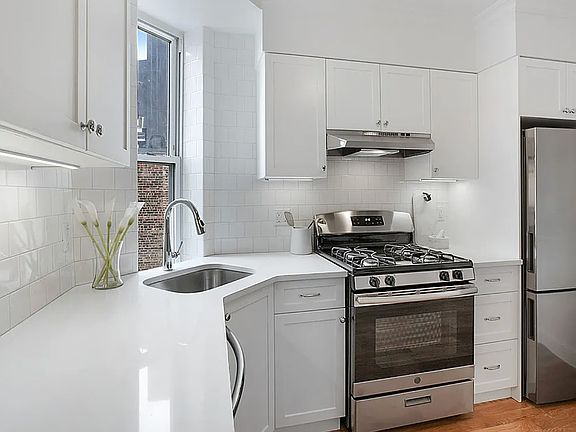 4th image of 222 Pacific St APT 2B